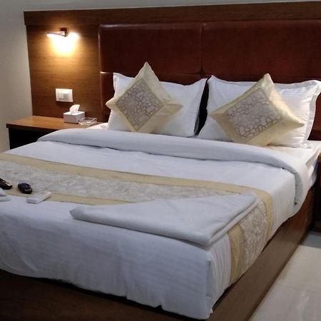 Hotel Crystal Luxury Inn- Bandra Мумбаи Экстерьер фото
