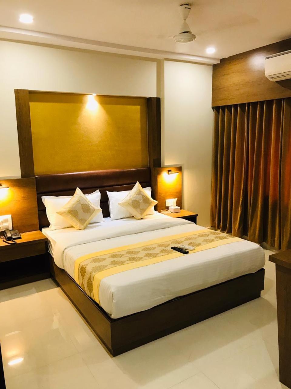 Hotel Crystal Luxury Inn- Bandra Мумбаи Экстерьер фото