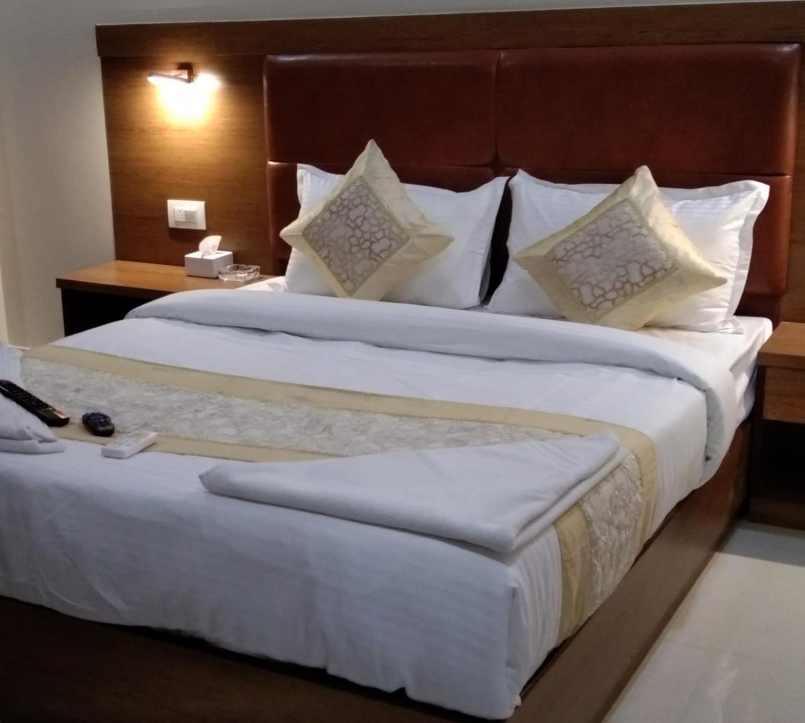 Hotel Crystal Luxury Inn- Bandra Мумбаи Экстерьер фото
