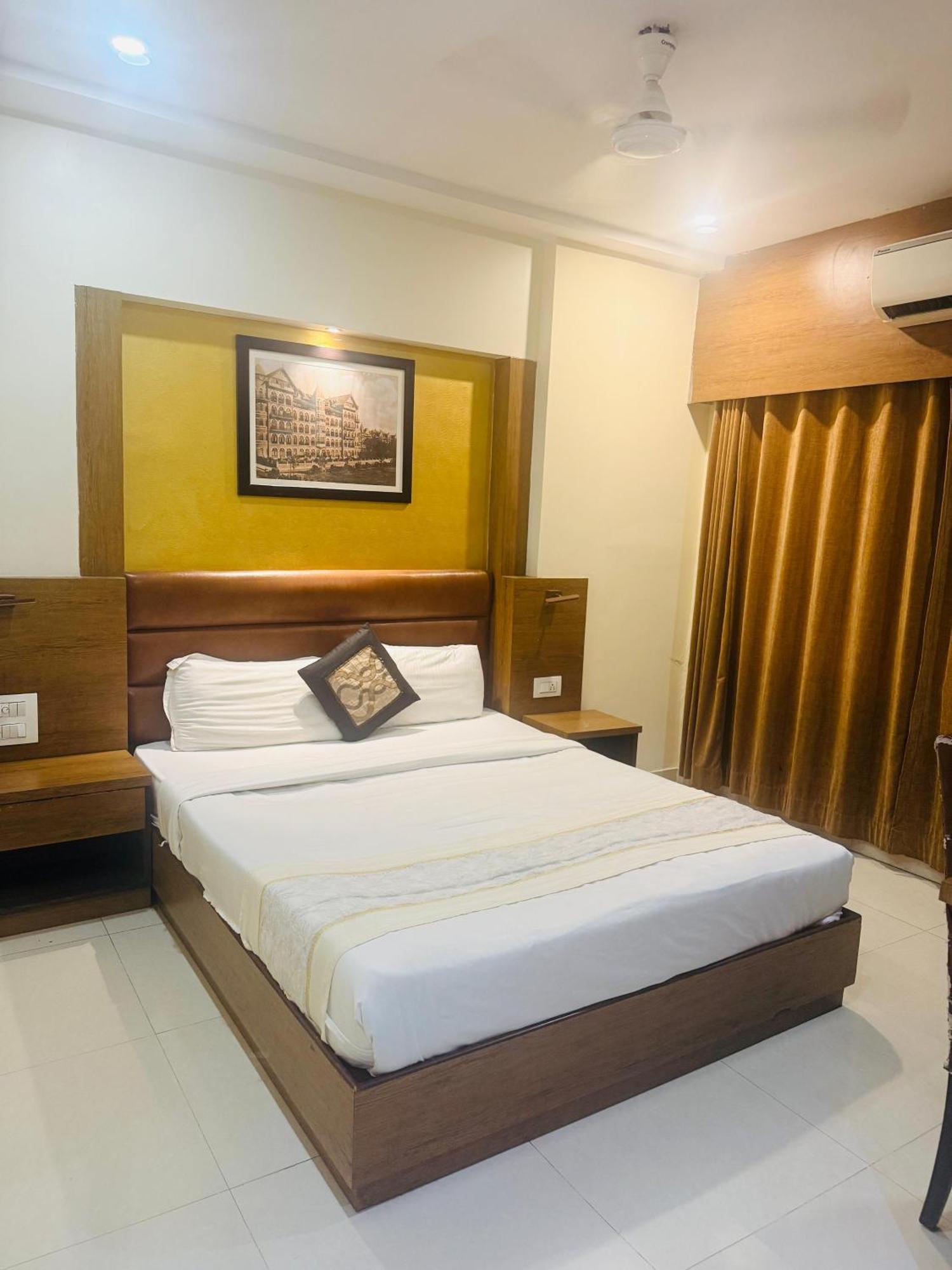 Hotel Crystal Luxury Inn- Bandra Мумбаи Экстерьер фото