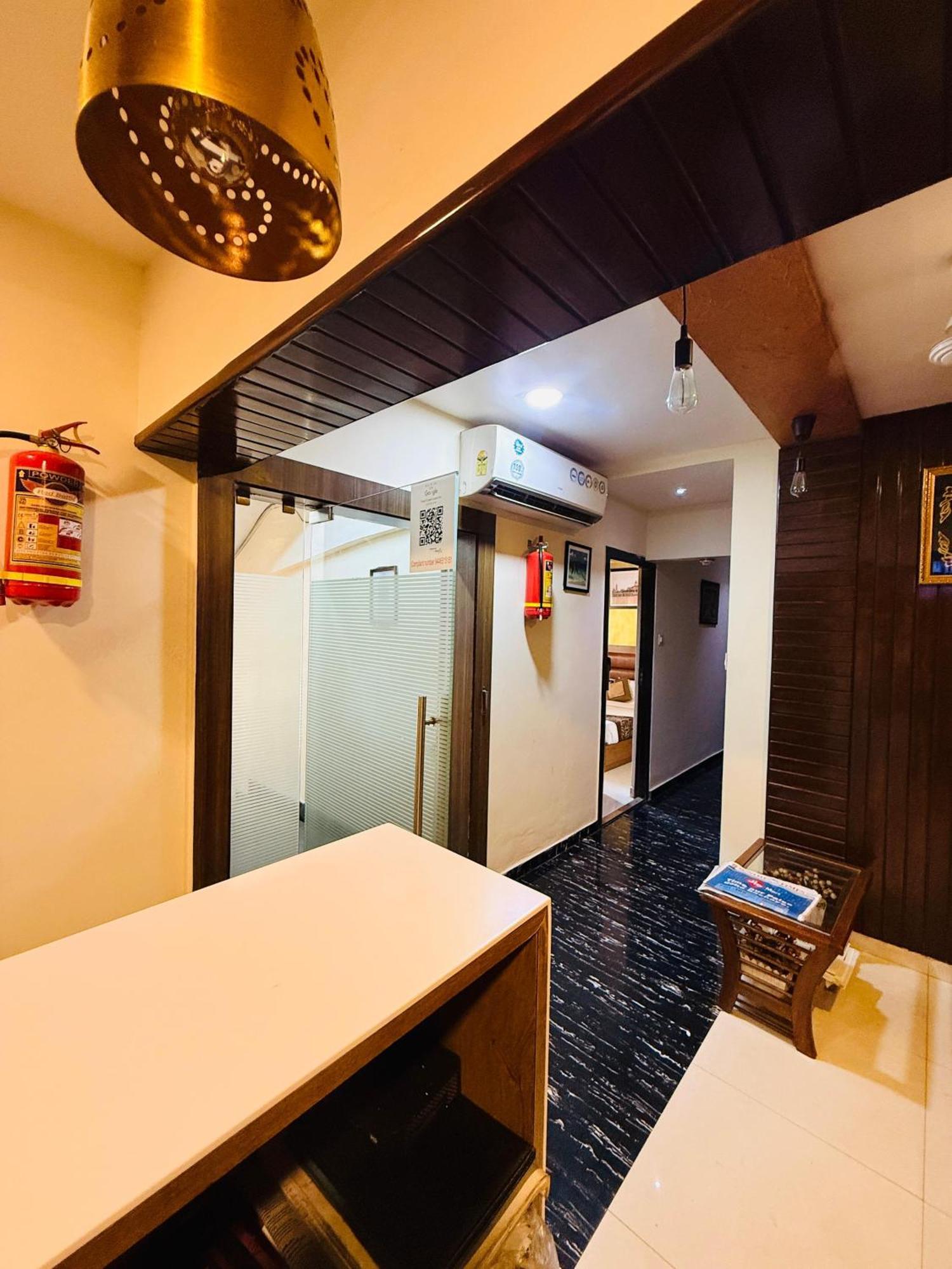 Hotel Crystal Luxury Inn- Bandra Мумбаи Экстерьер фото