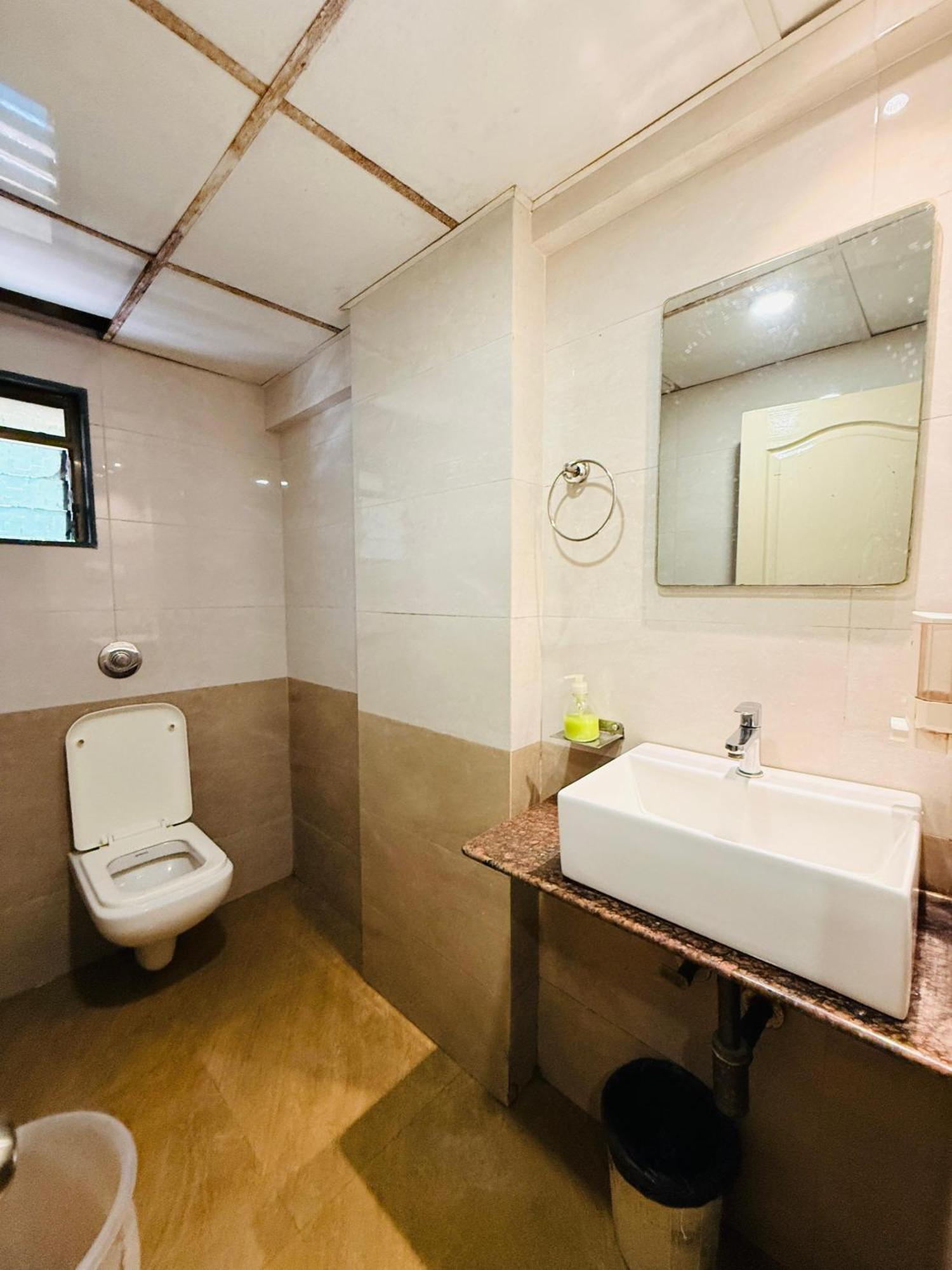Hotel Crystal Luxury Inn- Bandra Мумбаи Экстерьер фото