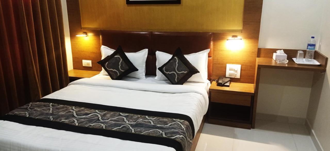 Hotel Crystal Luxury Inn- Bandra Мумбаи Экстерьер фото