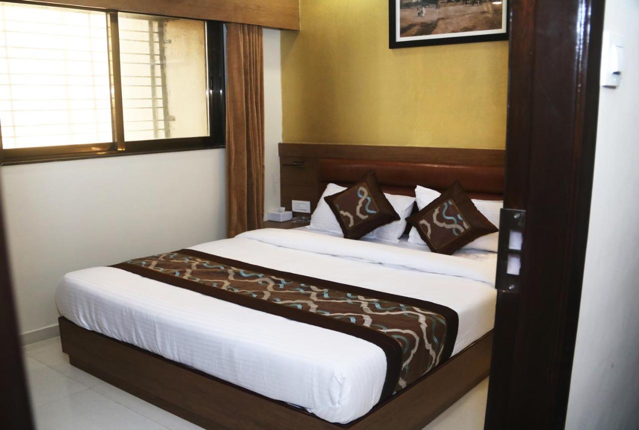 Hotel Crystal Luxury Inn- Bandra Мумбаи Экстерьер фото