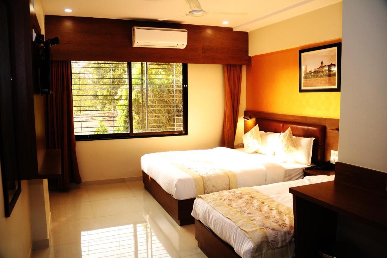 Hotel Crystal Luxury Inn- Bandra Мумбаи Экстерьер фото